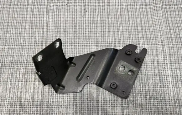 Maserati Ghibli Fender mounting bracket B422
