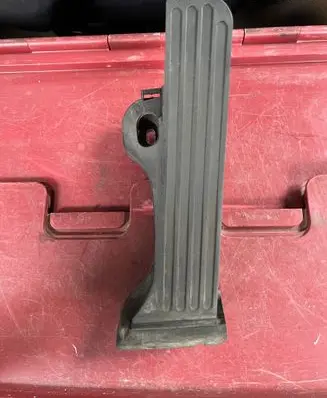 Accelerator throttle pedal