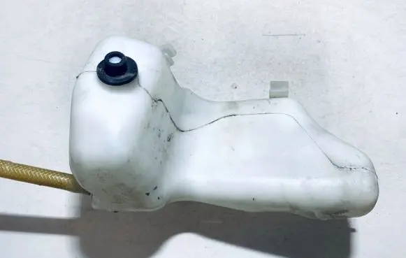 Windshield washer fluid reservoir/tank