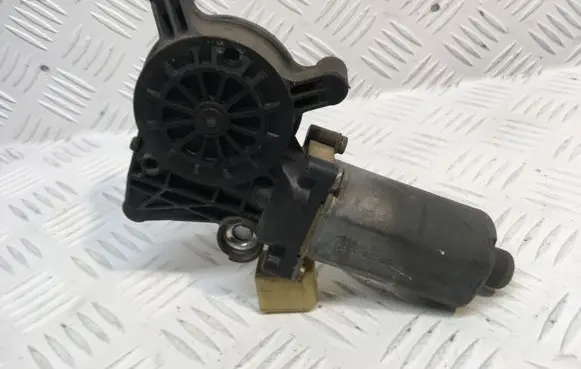 Mercedes-Benz C W203 Front door window regulator motor 0130821723