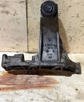 BMW 3 E46 Engine mounting bracket 6753225 22116753225