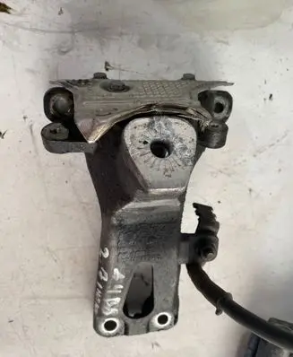Audi A4 S4 B8 8K Engine mounting bracket