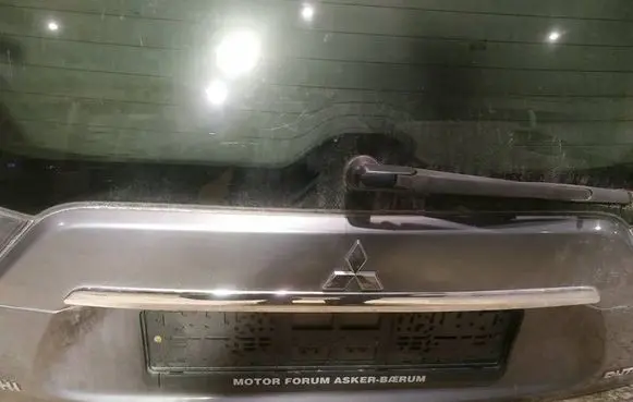 Mitsubishi Outlander Trunk door license plate light bar 