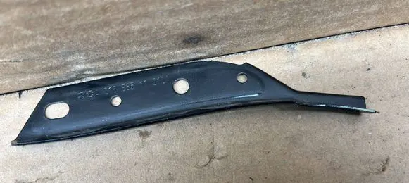 Mercedes-Benz CLS C218 X218 Front bumper mounting bracket A2188851121 7617