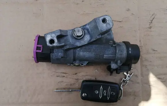 Volkswagen PASSAT B5.5 Ignition lock 4B0905851N