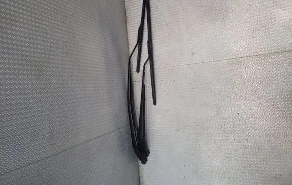 Toyota Yaris XP210 Front wiper blade arm