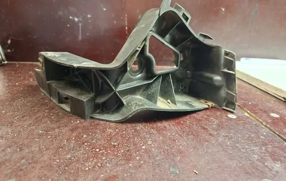 Audi A8 S8 D3 4E Bumper support mounting bracket corner 4E0853913C