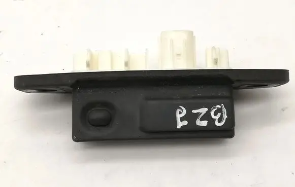 Toyota C-HR I Tailgate/boot open switch button 15D355