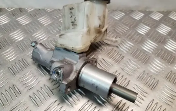 Mercedes-Benz E W212 Master brake cylinder A2044300102