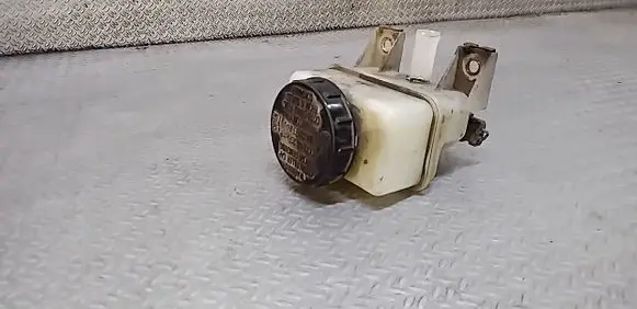 Nissan Murano Z50 Brake fluid reservoir 