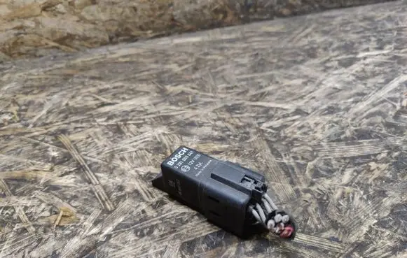 Opel Antara Glow plug pre-heat relay 96440063