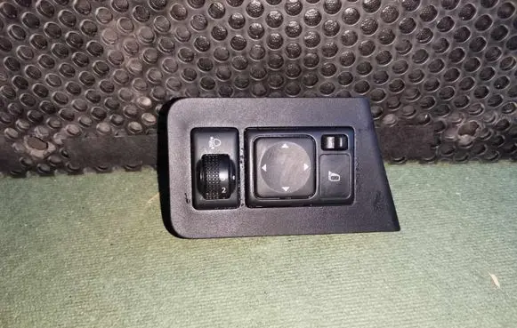 Nissan NV200 Wing mirror switch 68485