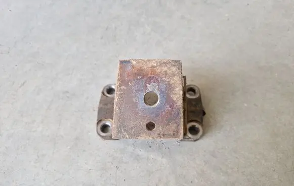 Engine mounting bracket