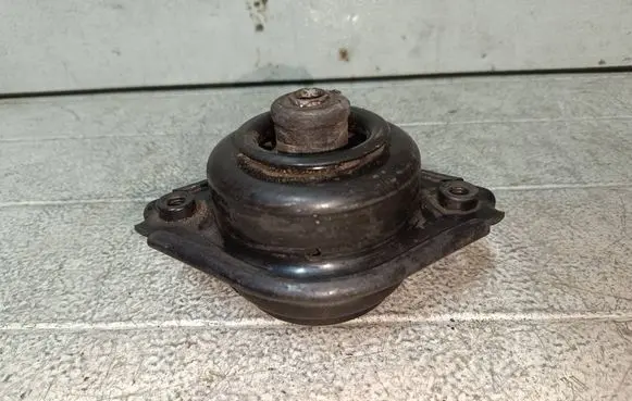 Mercedes-Benz ML W164 Engine mount bracket A2512403117