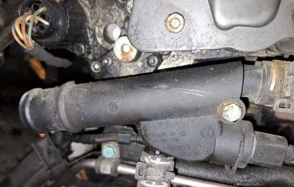 Volkswagen PASSAT B6 Engine coolant pipe/hose 038121132d