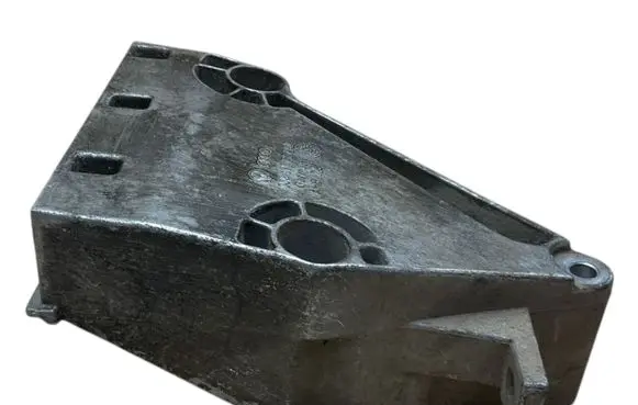 Volkswagen Polo IV 9N3 Engine mounting bracket 038199207AJ