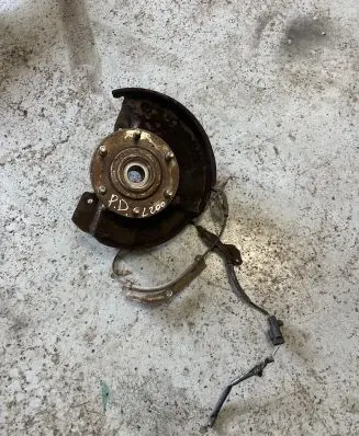 Mitsubishi L200 Front wheel hub