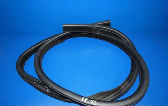 Jaguar XJ X351 Front door rubber seal 