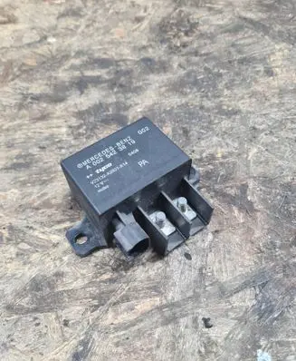 Mercedes-Benz E W211 Charging relay A0025423819 V23132A2001X14
