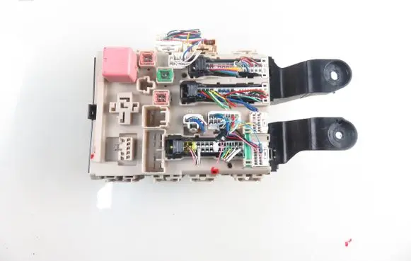 Toyota Avensis T270 Central body control module 8273005J60