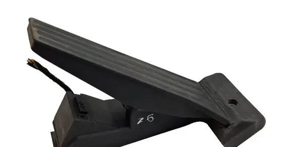 Accelerator throttle pedal