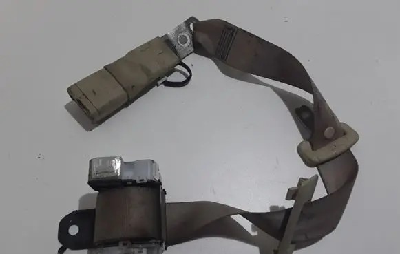 Middle seatbelt (rear)