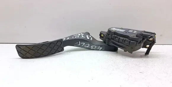 Accelerator throttle pedal