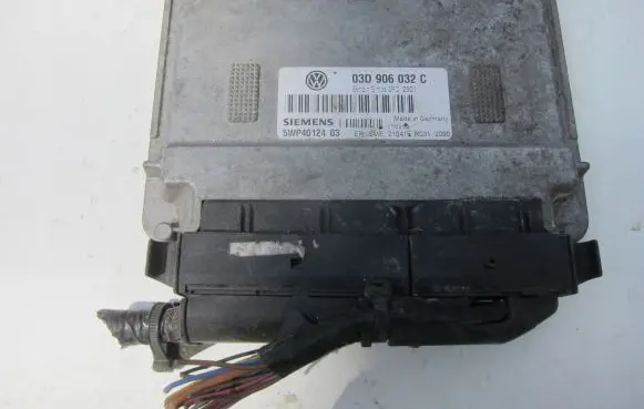 Skoda Fabia Mk2 (5J) Engine control unit/module 5WP4012403 03D906032C