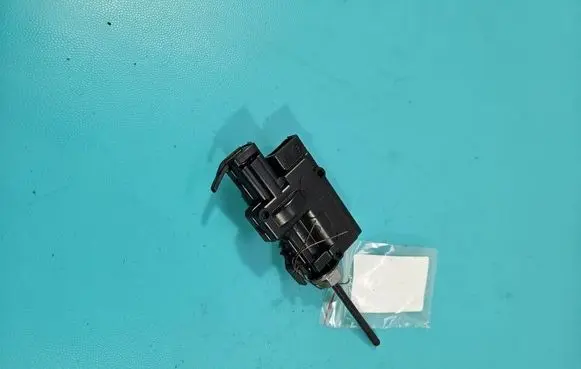 Renault Megane IV Fuel tank cap lock motor 8200305732 IMPRK1590849