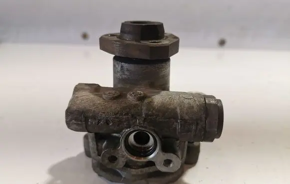 Volkswagen Caddy Power steering pump 2K0422154A