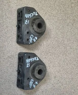 Radiator mount bracket