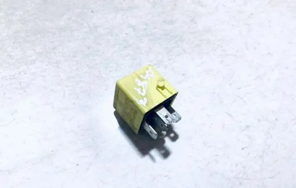 Mercedes-Benz E W210 Other relay A0025421419 v23134a52x336