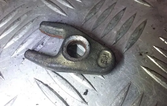 Renault Scenic I Fuel Injector clamp holder