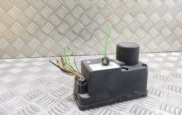Volkswagen PASSAT B4 Central locking vacuum pump 1H0962257E