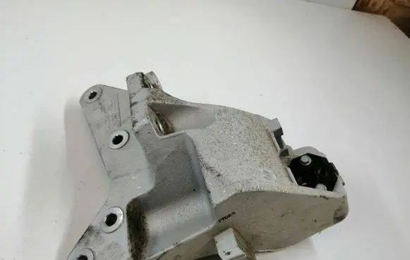 Hyundai Kona I Engine mounting bracket