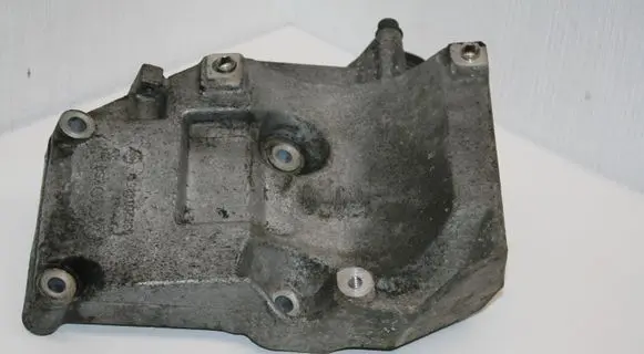 Volkswagen PASSAT B5.5 Engine mounting bracket 038260885C