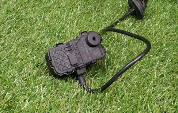 Fuel tank cap lock motor