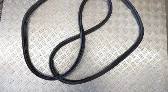 Trunk rubber seal (body)