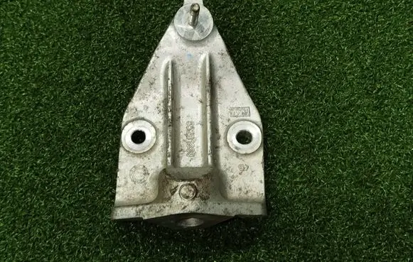 Engine mounting bracket