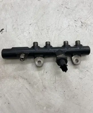 Dacia Sandero Fuel distributor 175215346R H8201157327 132351158