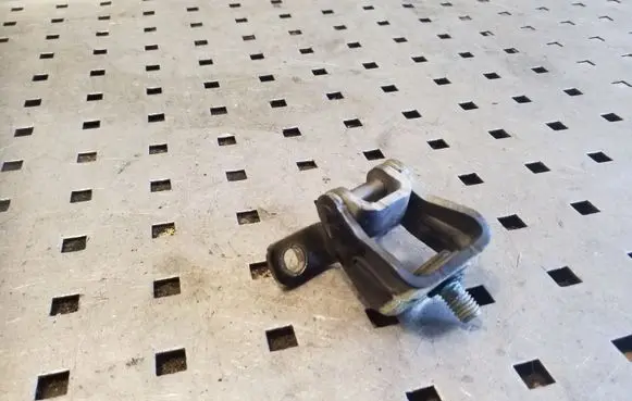 Tailgate/trunk/boot hinge