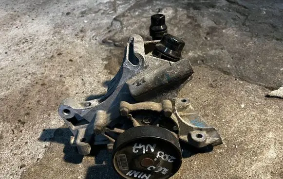 Mini Cooper Countryman R60 Water pump 7823008