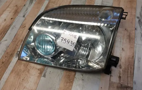 Nissan X-Trail T30 Headlight/headlamp E137511