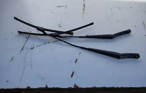 Volkswagen PASSAT CC Front wiper blade arm 
