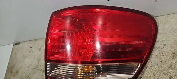 Toyota Avensis Verso Rear/tail lights E137652