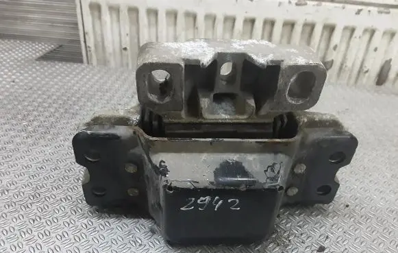 Volkswagen Caddy Engine mount bracket