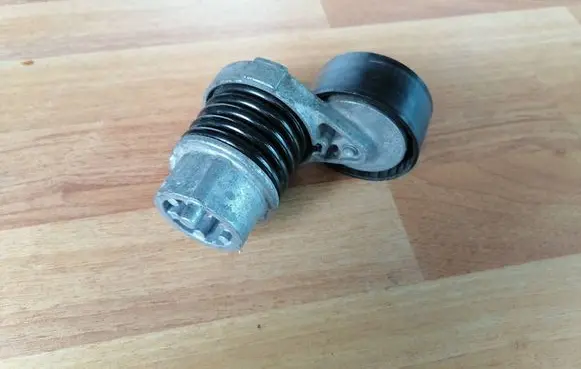 Dacia Sandero Alternator belt tensioner 117506193R