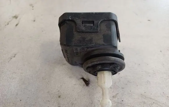 Volkswagen PASSAT B5.5 Headlight level adjustment motor 1J0941295C