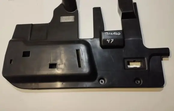 Volkswagen Touareg I Dashboard lower bottom trim panel 7L6815173E