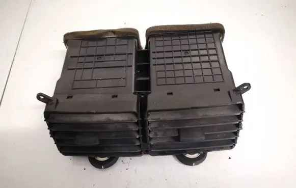KIA Sportage Dash center air vent grill km84810a